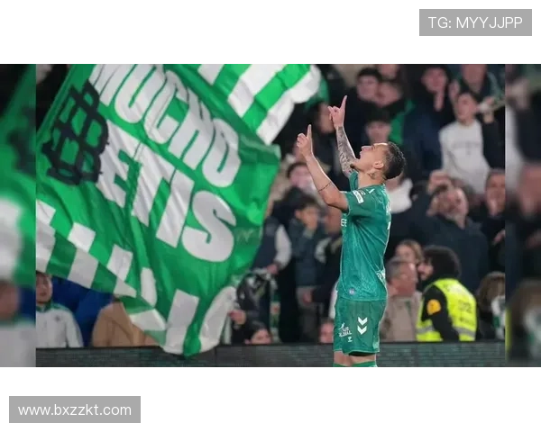 曾穿白蓝战袍的安东尼回归赛场 球迷热烈鼓掌迎接并双手作揖致谢